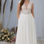 Backless Appliques Lace Chiffon Wedding Dress with Pockets Long Sleeves