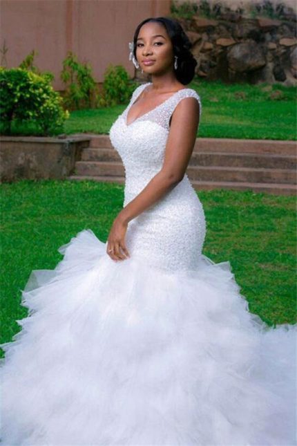 Sleeveless Court Train Bridal Gown Modern V-Neck Wedding Dresses with Beading