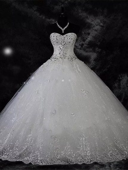 Modest Beach Sexy Boho Wedding Dress with Sweetheart Neckline and Lace