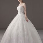 Ball Gown Wedding Dresses with Strapless Lace Applique Beaded Ivory Maxi Bridal Dress