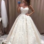 Sweetheart Wedding Dress with 3D Floral Appliques Lace in Romantic Ball Gowns
