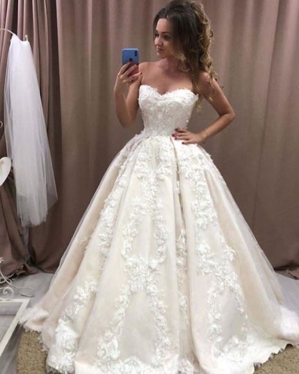 Sweetheart Wedding Dress with 3D Floral Appliques Lace in Romantic Ball Gowns