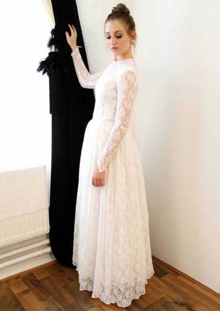 Lace Wedding Dress with A-line Jewel Neck and Floor-Length Design Simple and Classic