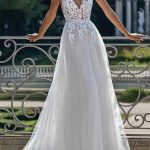 Wedding Dress A Line V Neck Straps Sleeveless Lace Appliqued Tulle Bridal Gown Simple and Graceful