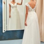 Sleeveless A-Line Scalloped V Neck Floor-Length Lace Tulle Wedding Dress