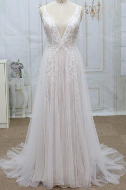 V-Neck Lace Tulle Wedding Dress with Spaghetti Straps