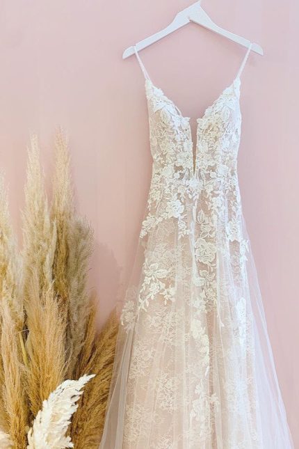 Long A-Line Spaghetti Straps Tulle Lace Wedding Dress Stunning
