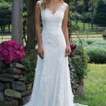 V-Neck Sleeveless Tulle Appliqued Wedding Dress Vintage Romance