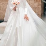 Wedding Dress Jewel Neck Sleeveless Natural Waist Satin Fabric Chapel Train Pleated Traditional Dresses for Bride Vintage Grace