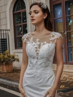 Jewel Neck Sleeveless Natural Waist Buttons with Train Bridal Dresses Classic Elegance - Image 3
