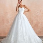 Exquisite Princess Silhouette Sweetheart Neck Sleeveless Natural Waist Bridal Gown with Train