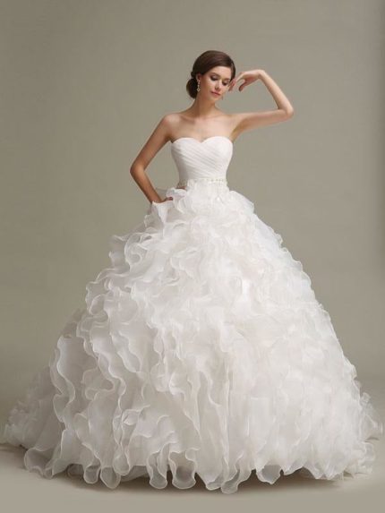 Exquisite Princess Ball Gown Strapless Sweetheart Neckline Ivory Bridal Dress with Pleated Frills