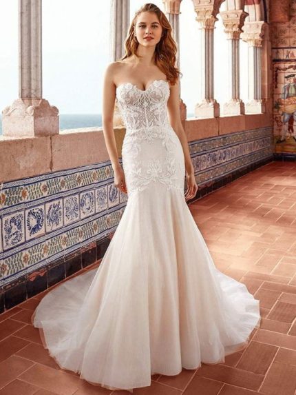 Romantic Sweetheart Neck Sleeveless Applique Bridal Dress with Train