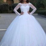 Gorgeous White Lace Appliques Tulle Wedding Dress with Sleeves
