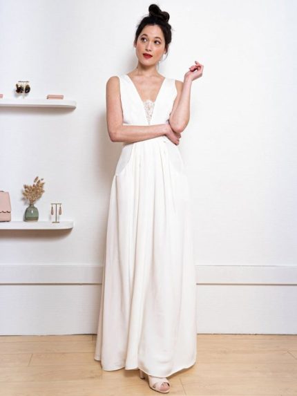 Elegant White A-Line Bridal Dress with Backless Design and V-Neck Sleeveless