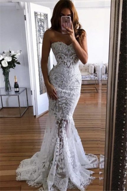 Timeless White Tulle Crew Neck Wedding Dress with Sheer Long Sleeves and Lace Details